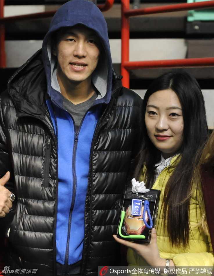 辽篮众将备战忙,郭艾伦获赠“面具侠”小礼物,训练场洋溢兄弟情 核心后卫郭艾伦正在拉伸韧带,他表情专注眼神坚毅,每一个热身动作都透露着职业球员的严谨与自律。