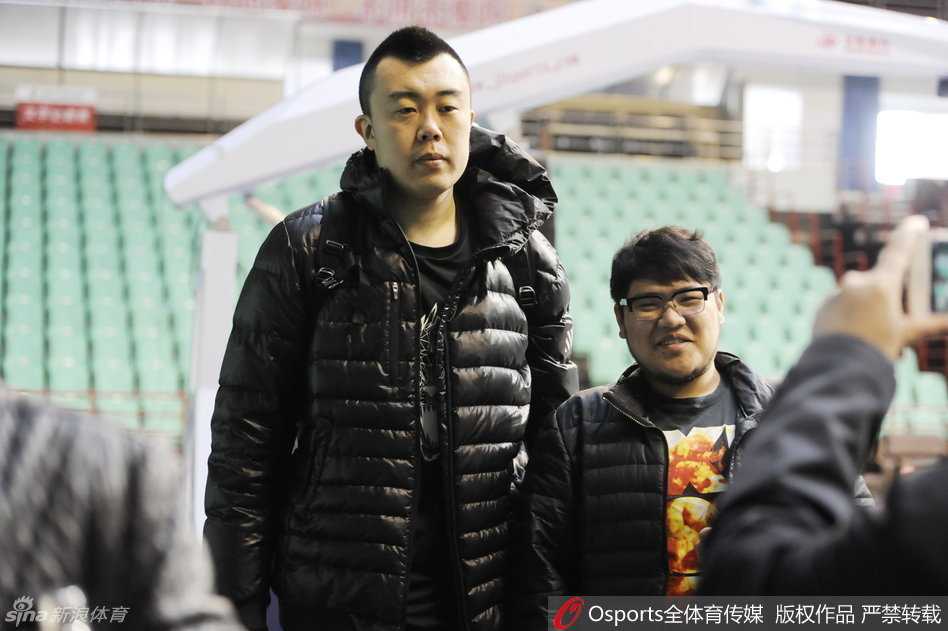 辽篮众将备战忙,郭艾伦获赠“面具侠”小礼物,训练场洋溢兄弟情 功勋外援哈德森低头沉思走入训练场,坚毅的表情下藏着一颗渴望新赛季证明自我的心,眼神充满杀气。