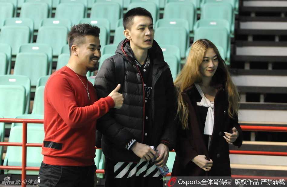 辽篮众将备战忙,郭艾伦获赠“面具侠”小礼物,训练场洋溢兄弟情 心情大好的韩德君露出憨厚笑容,尽管训练艰苦,但他脸上洋溢的幸福模样仿佛在诉说对生活和篮球的热爱。