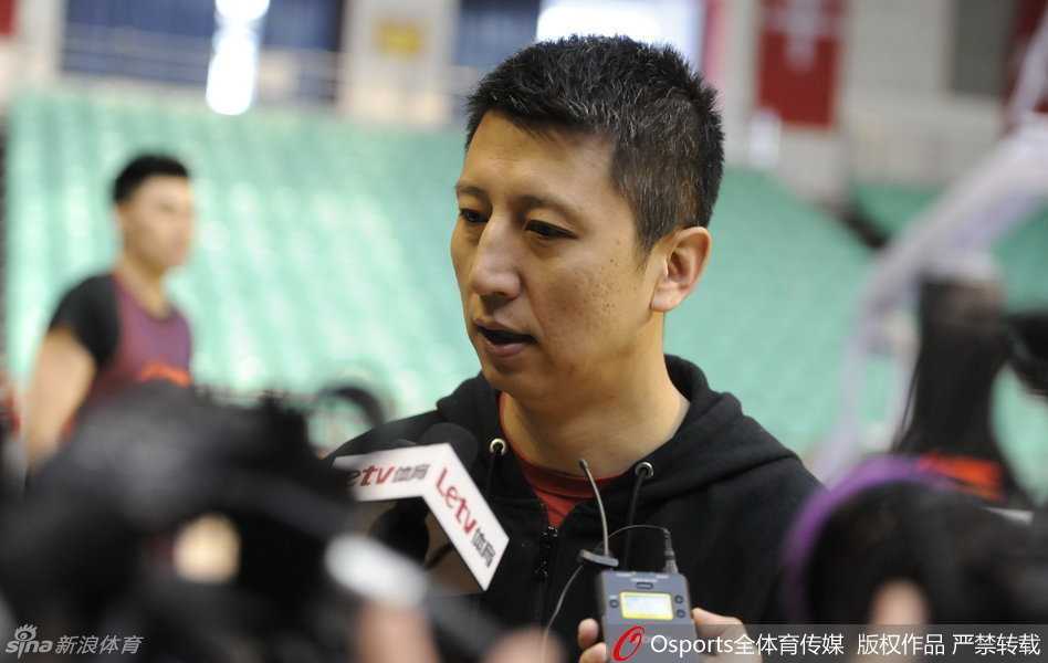 辽篮众将备战忙,郭艾伦获赠“面具侠”小礼物,训练场洋溢兄弟情 主教练郭士强在场边眉头微蹙,对着镜头严肃地分析场上局势,这位铁帅的目光中透露出对新赛季的深思熟虑。