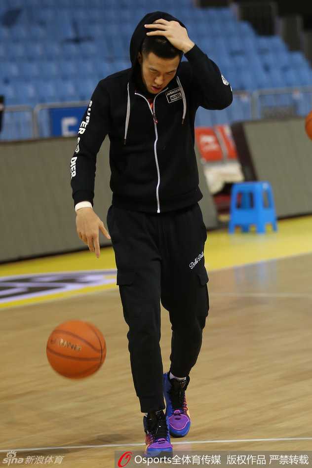 辽篮众将备战风云:郭艾伦领衔酷炫集训,韩德君杨鸣场内斗智 外援哈德森在训练中积极备战,表情专注而投入,汗水浸湿了球衣,展现出顶级职业球员的敬业精神。