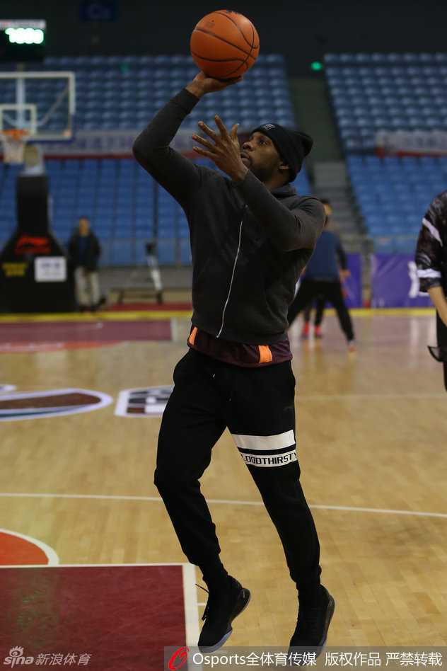 辽篮众将备战风云:郭艾伦领衔酷炫集训,韩德君杨鸣场内斗智 年轻球员郭旭在训练中挥汗如雨,积极奔跑拼抢,虽然青涩却充满朝气,代表着球队的未来希望。