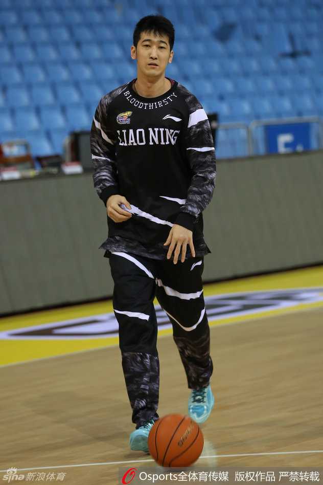 辽篮众将备战风云:郭艾伦领衔酷炫集训,韩德君杨鸣场内斗智 外援兰多夫在热身准备中一丝不苟,强壮的体魄与专注的表情预示着他在内线的巨大威胁。