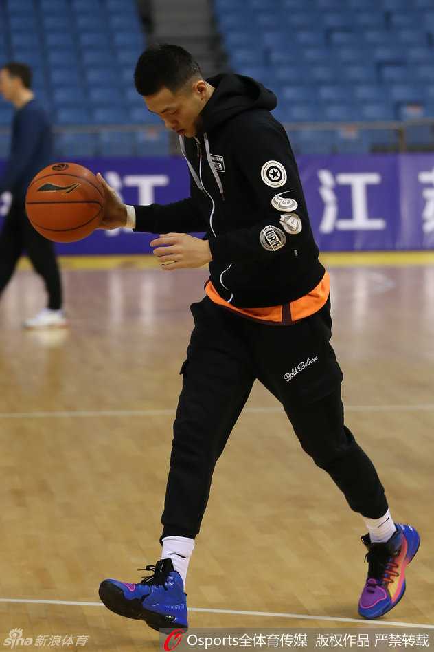 辽篮众将备战风云:郭艾伦领衔酷炫集训,韩德君杨鸣场内斗智 韩德君在对抗训练后寻找投篮感觉,动作扎实稳健,每一次出手都充满了对胜利的渴望和自信。