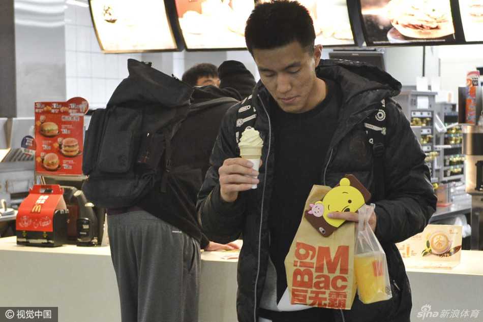 辽篮众将抵沈球迷热情接机 签名合影温情满溢 郭艾伦手举蛋筒冰淇淋正在结账,脸上带着一丝狡黠的笑容,仿佛在说偷偷享受这一刻的美味。