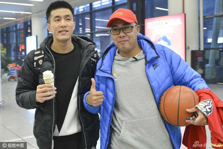 辽篮众将抵沈球迷热情接机 签名合影温情满溢 兰多夫亲密地搂着中国球迷的肩膀合影,他特意压低身体配合球迷的身高,笑容灿烂,毫无大牌球星的架子。
