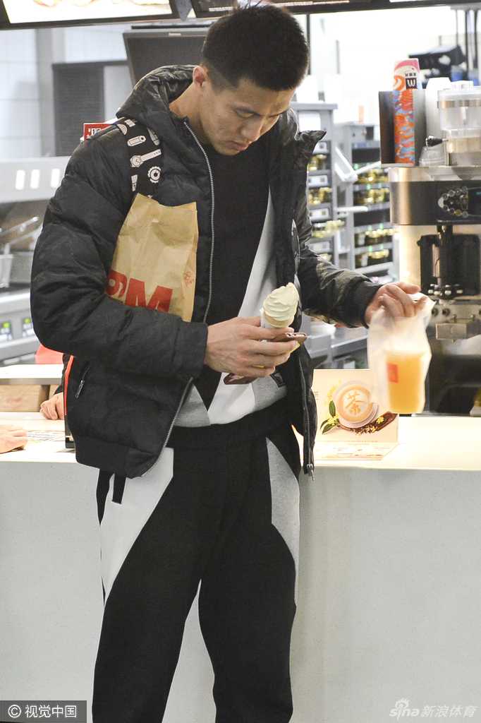 辽篮众将抵沈球迷热情接机 签名合影温情满溢 廉明被热情的球迷团团围住,他倚靠着机场的柱子,专注地在伸过来的各种物品上签名,脸上带着憨厚的笑容。