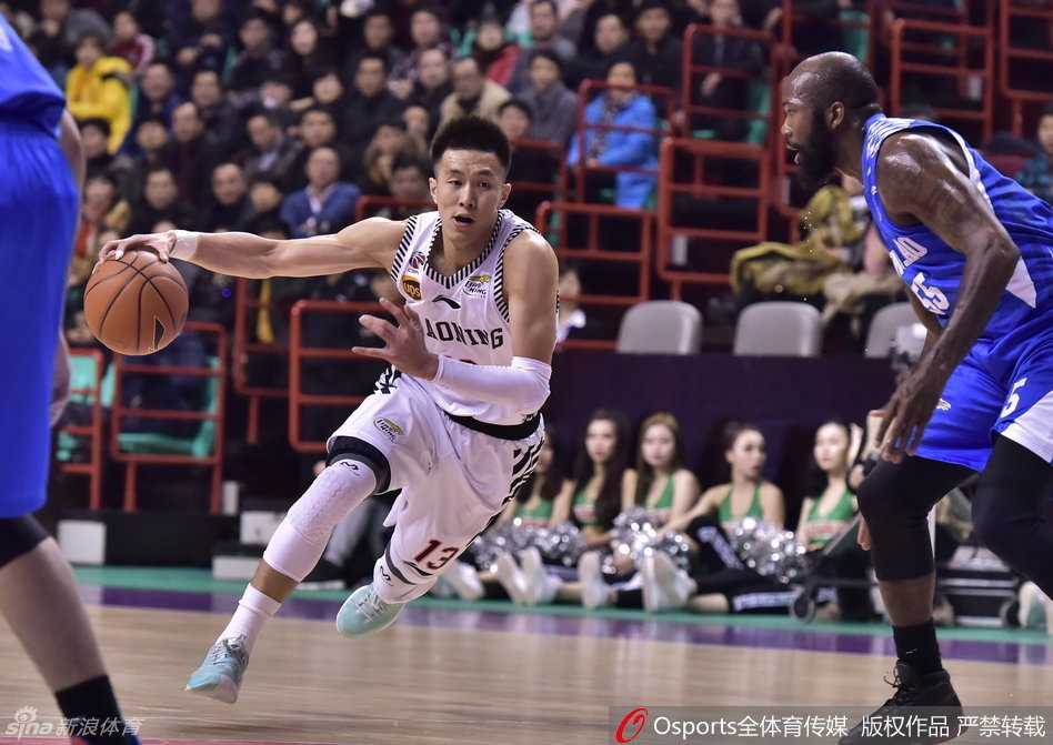 辽篮众将挥洒激情 共创团队篮球经典篇章 郭艾伦如闪电般撕裂对手防线,他高速突破后的抛投,令防守者只能望球兴叹。