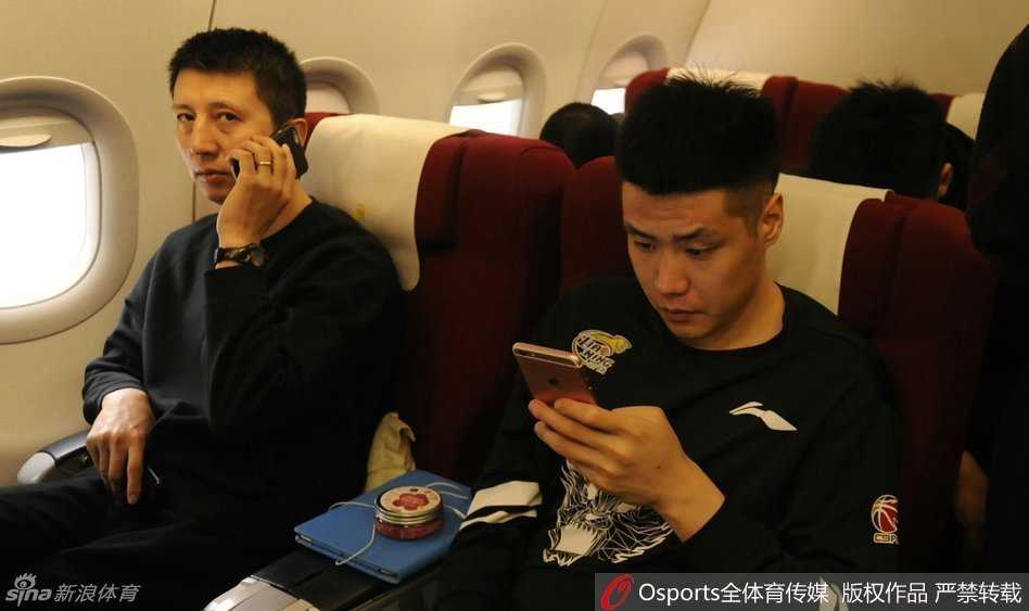 主教练郭士强神色严峻地走出到达通道，铁青的面庞上写满不甘与疲惫，面对接机的家乡媒体和球迷，他紧抿嘴唇一言不发，眼神中透露出对总决赛进程的无奈与自责。