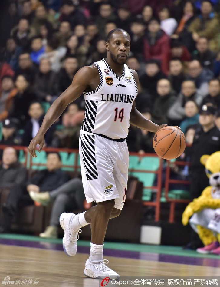辽篮众将骁勇善战 主场激战书写热血传奇 哈德森运球寻找节奏,眼神坚定随时准备干拔出手