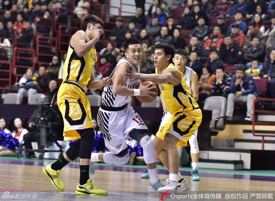 辽篮众将骁勇善战 主场激战书写热血传奇 郭艾伦如闪电般持球犀利突破,撕裂对手防线直杀篮下