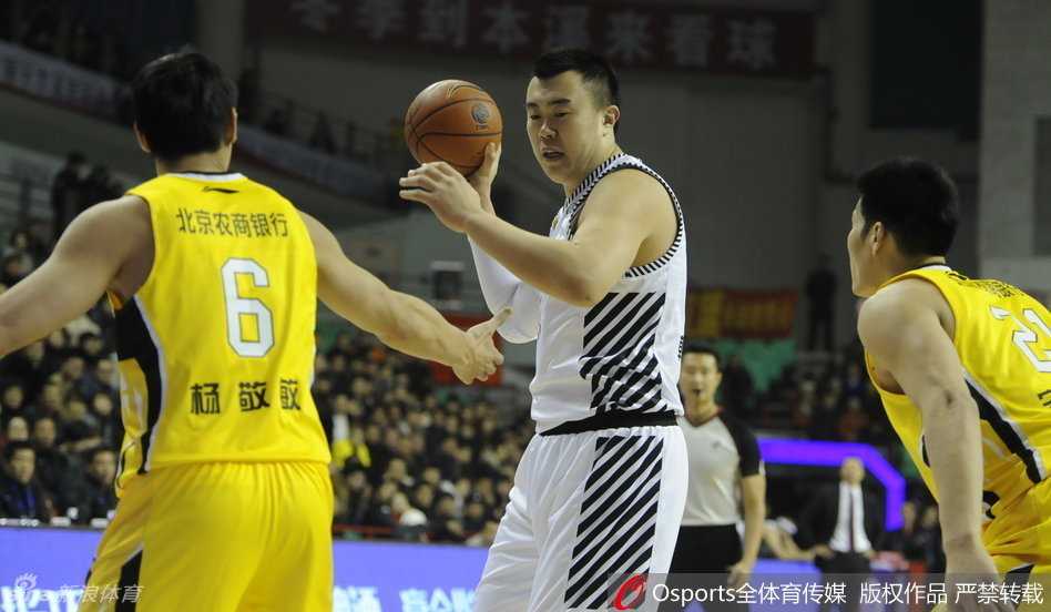 辽篮众将骁勇善战 主场激战书写热血传奇 韩德君内线强打勾手,凭借身体优势稳稳将球放入篮筐