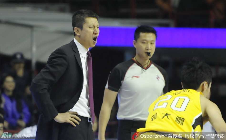 辽篮众将骁勇善战 主场激战书写热血传奇 兰多夫高高跃起单手暴扣,展现内线猛兽般的统治力