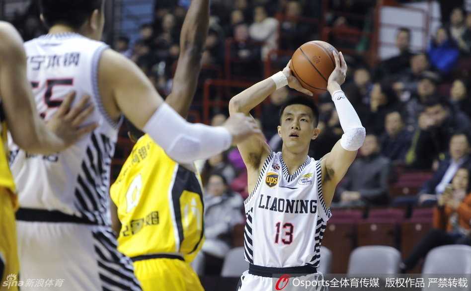 辽篮众将骁勇善战 主场激战书写热血传奇 赵继伟组织进攻指挥跑位,年轻脸庞上写满沉稳与冷静