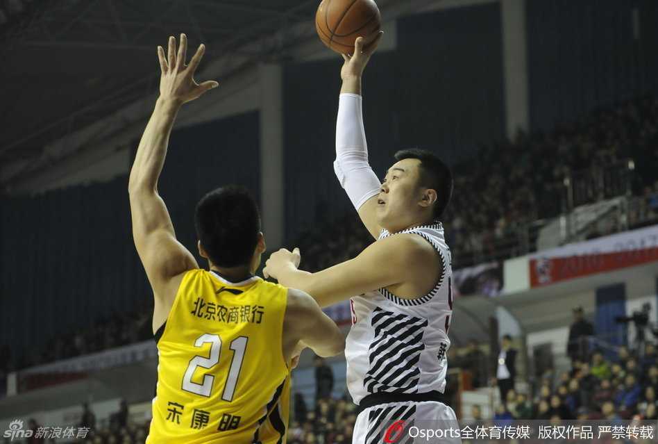 辽篮众将骁勇善战 主场激战书写热血传奇 杨鸣巧妙传球穿越防守,盘活球队进攻节奏