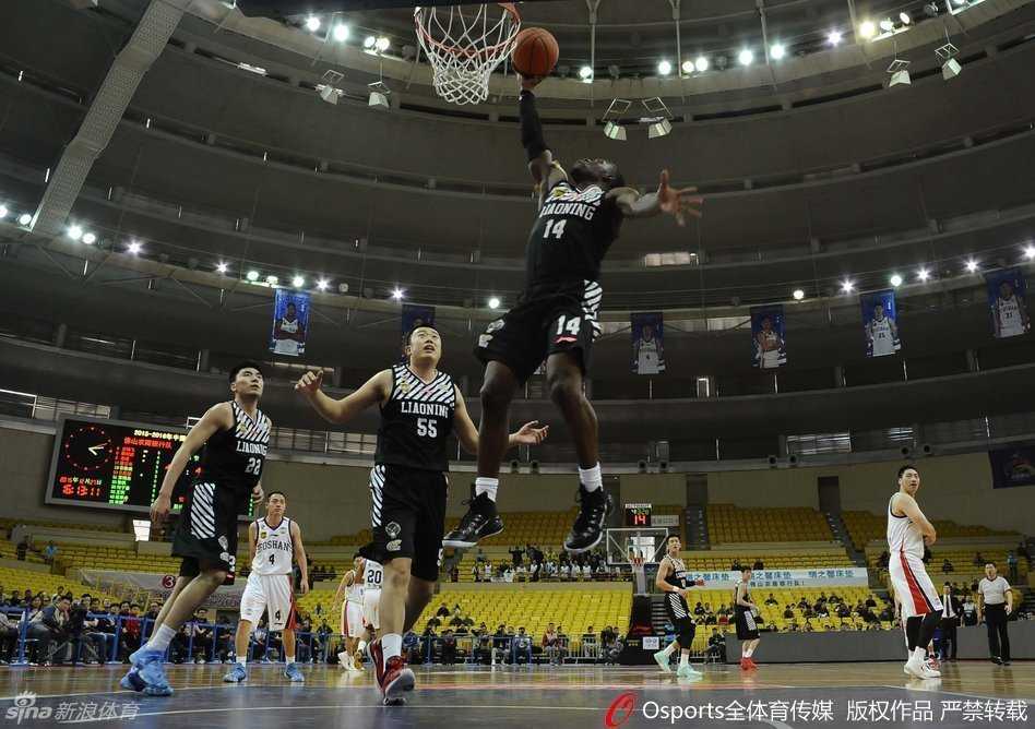 哈德森如猎鹰般眼神犀利，外线持球面对防守悍将鞠明欣，浑身杀气腾腾。