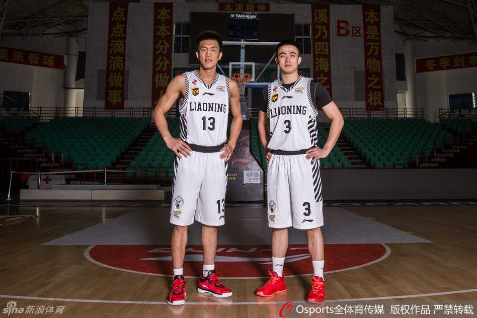 面对北京队的严密防守，郭艾伦持球强行突破，他身形如电，在两名防守球员的夹缝中寻找着上篮的机会，这一瞬间正是他整个赛季敢打敢拼的缩影。