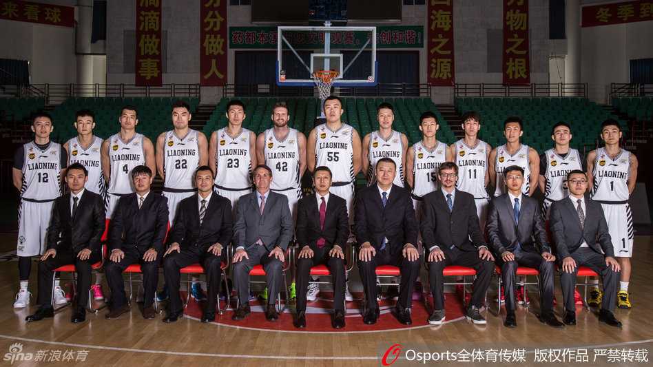 身披42号战袍的兰多夫在训练场上高高跃起，指尖几乎触及篮筐，他那标志性的白色发带和专注的眼神，预示着