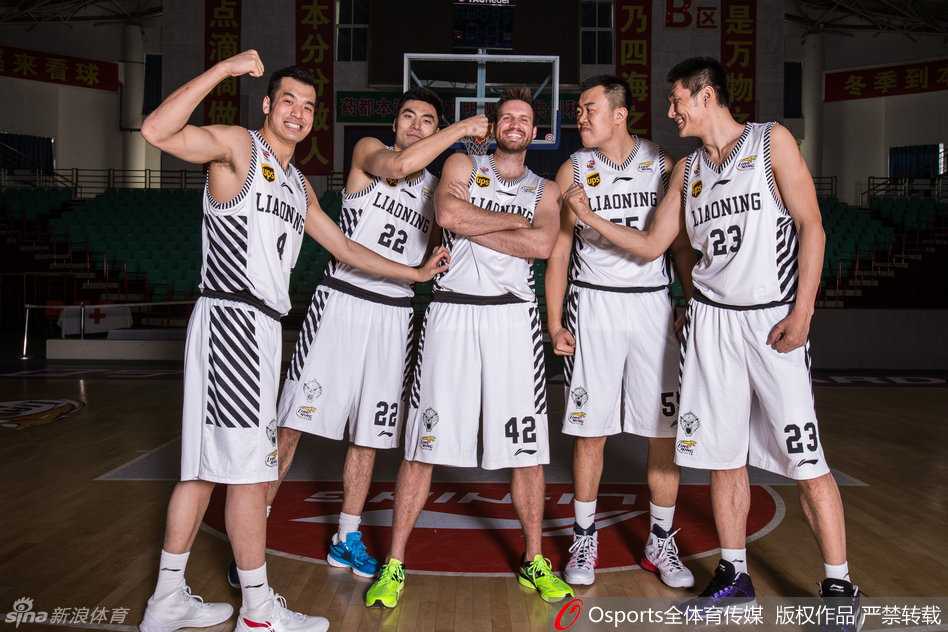 郭艾伦与赵继伟在训练间隙并肩而坐，眼神中透露出属于年轻人的锐气与默契。一个是风驰电掣的突破尖刀，一个是少年老成的组织大脑，辽篮