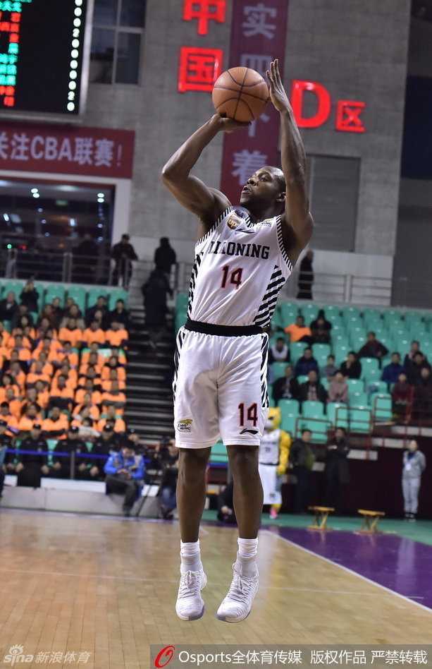 韩德君在八一队双人包夹下强行背打，肌肉碰撞的瞬间彰显力量之美，他正试图转身完成强力攻筐。