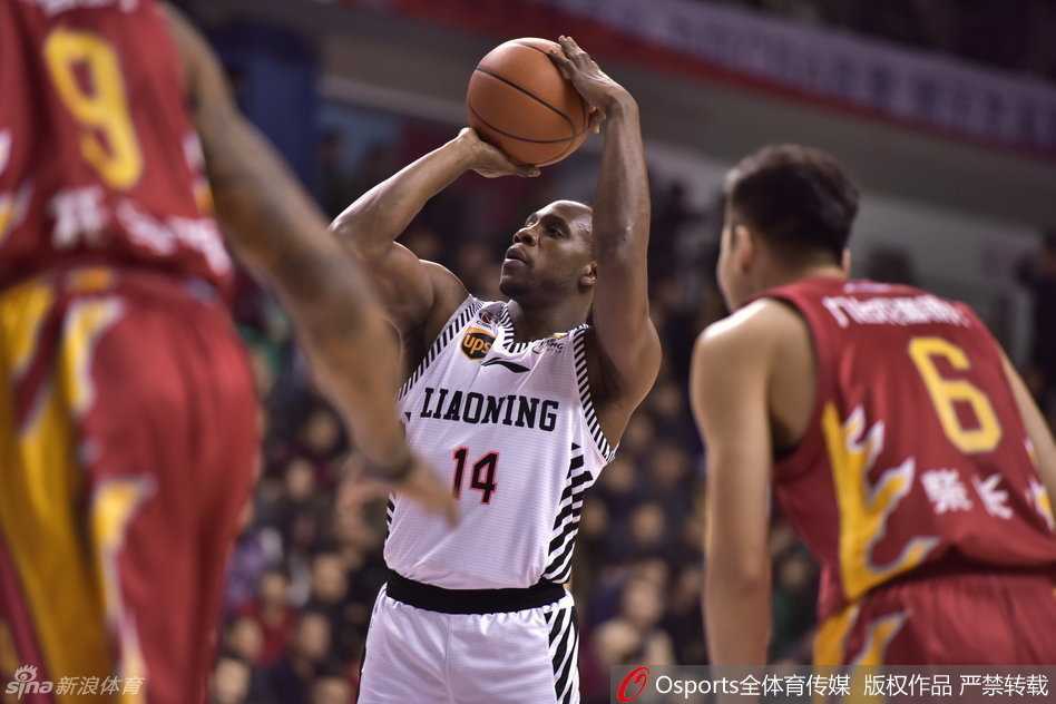 吉林男篮主帅在场边紧张观战，情不自禁地握拳怒吼，试图通过激昂的情绪调动场上弟子的防守强度