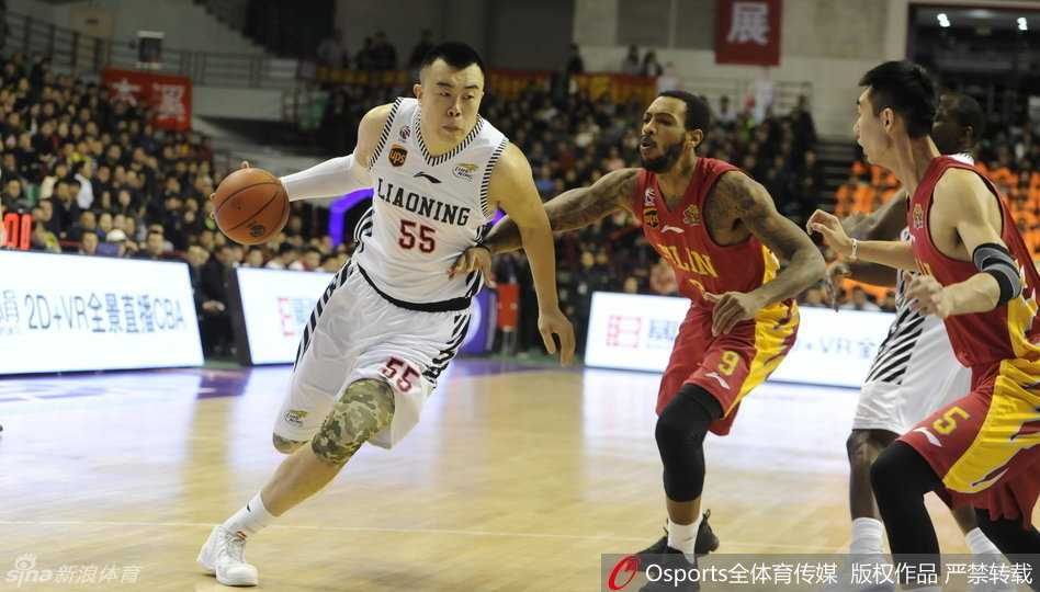 小外援哈德森在队友的掩护下灵巧摆脱贴身防守，眼神坚毅地盯着篮筐，准备随时出手三分