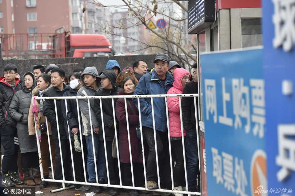 辽篮冲冠点燃冬日激情,本溪球迷星夜排队铸就最长情的告白 透过攒动的人群缝隙,可见维持秩序的安保人员严阵以待,而球迷们则垫脚张望,焦急又兴奋地注视着售票窗口的方向,生怕错过前进的每一步。