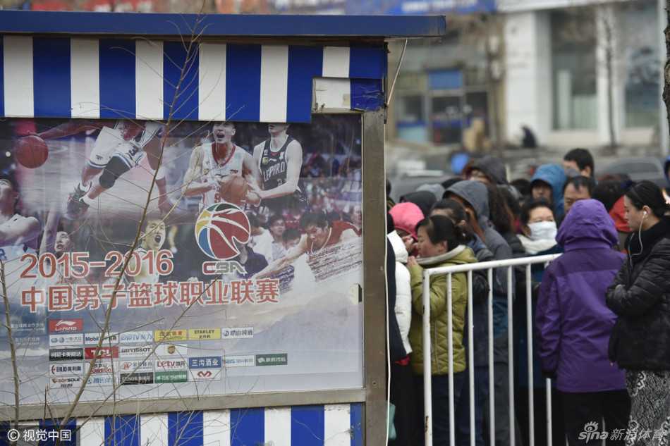 辽篮冲冠点燃冬日激情,本溪球迷星夜排队铸就最长情的告白 夜幕低垂,本溪体育馆外人声鼎沸,蜿蜒曲折的购票长龙在灯光下望不到头,球迷们裹紧冬衣,眼中却闪烁着对总决赛的炽热期盼。