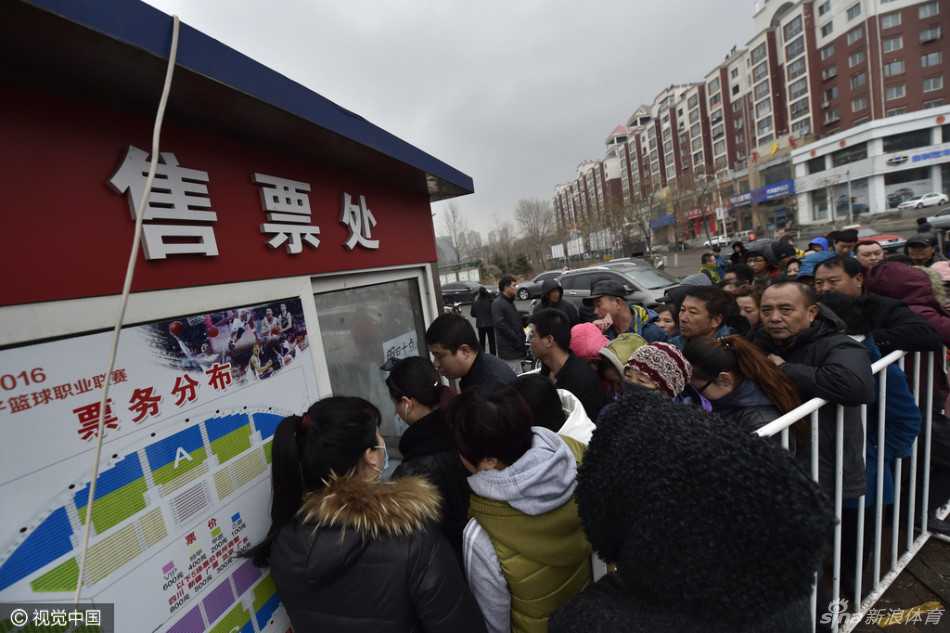 辽篮冲冠点燃冬日激情,本溪球迷星夜排队铸就最长情的告白 长长的队伍中,球迷们紧贴着栏杆缓慢前移,一张张年轻而执着的脸庞上写满期待,即使隔着围栏,也无法阻隔他们想要入场助威的决心。