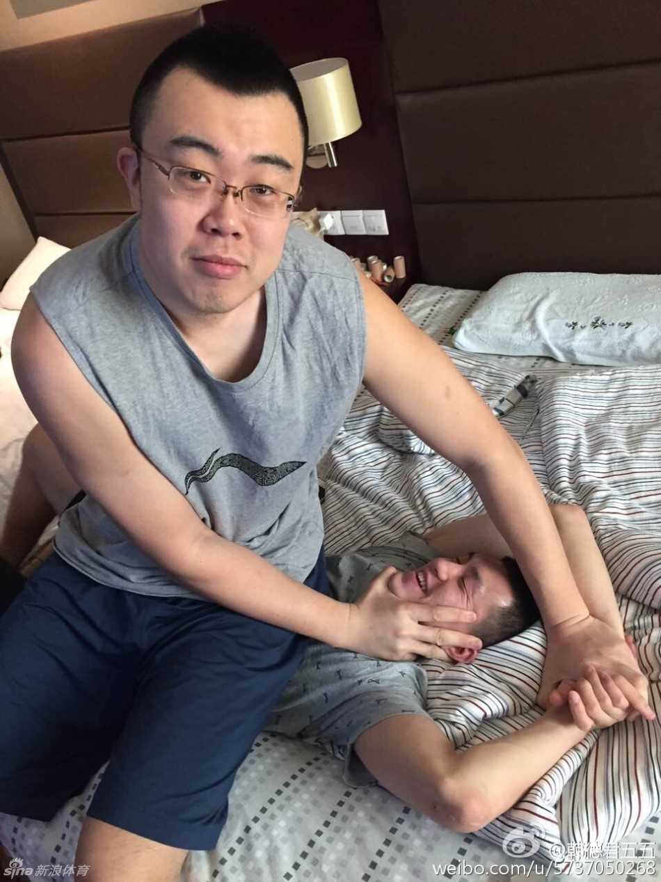 辽篮双星网吧激战CS,韩德君与郭艾伦的兄弟情赛场内外皆火热 训练间隙,韩德君用他那蒲扇般的大手轻轻捏住郭艾伦的后颈,如同老大哥拎着小弟,郭艾伦则夸张地龇牙咧嘴,引得一旁的队友哈哈大笑。