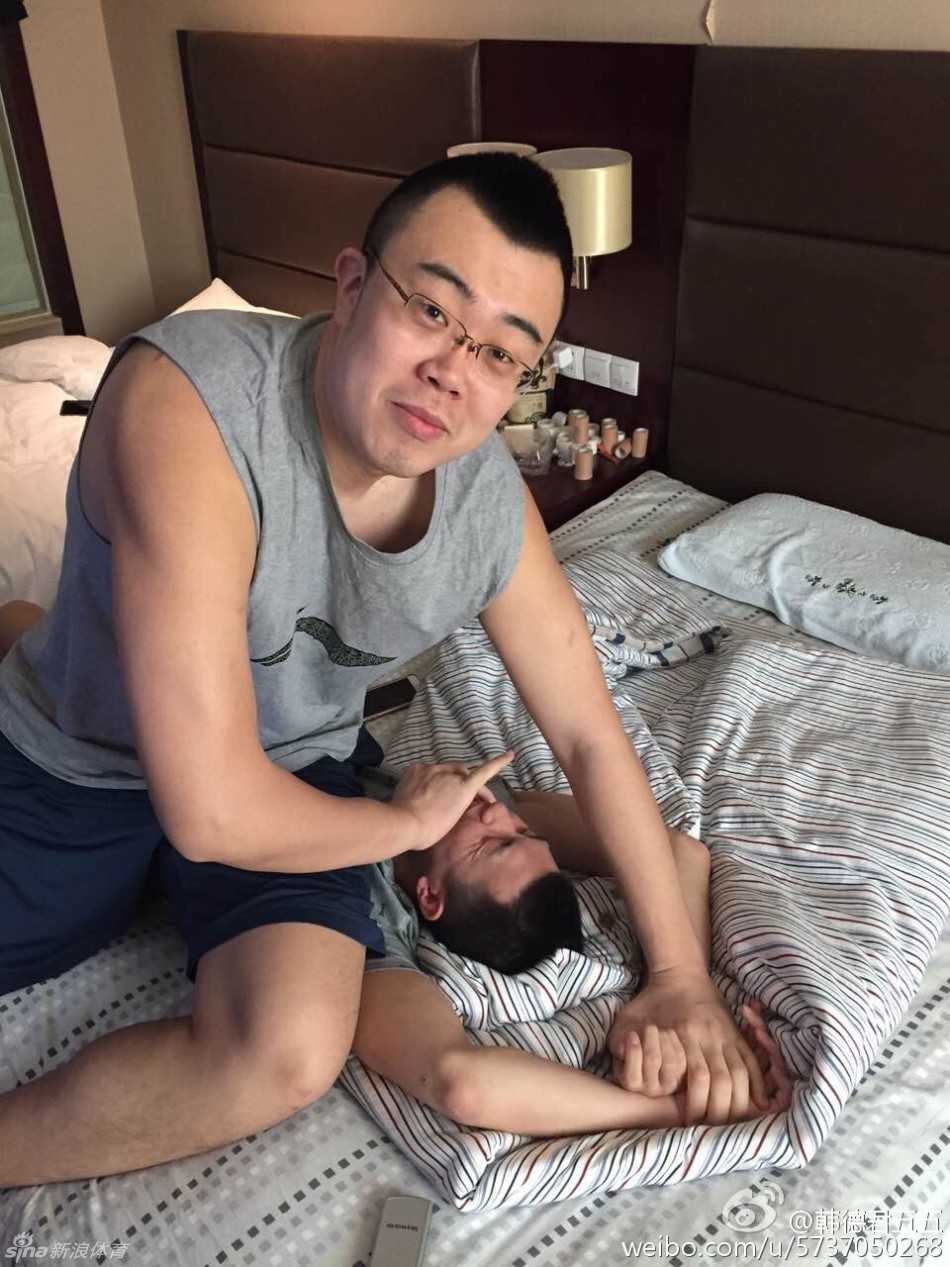 辽篮双星网吧激战CS,韩德君与郭艾伦的兄弟情赛场内外皆火热 在一场普通的常规赛中,郭艾伦突破上篮得分后,第一时间指向替补席的韩德君,两人隔空击掌,那是只有他们才懂的默契信号。