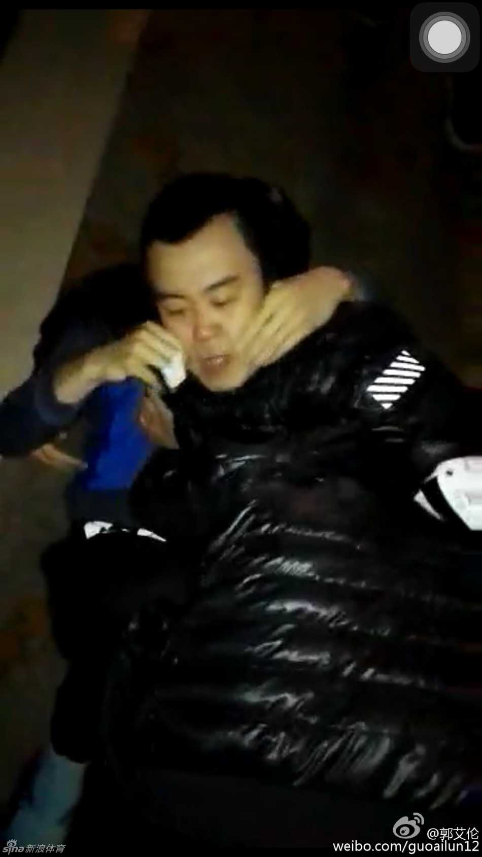 辽篮双星网吧激战CS,韩德君与郭艾伦的兄弟情赛场内外皆火热 夺冠之夜,更衣室里,郭艾伦和韩德君共同举起庆祝的香槟,金色的泡沫喷洒在两人身上,他们忘情地拥抱在一起,脸上分不清是泪水还是香槟。