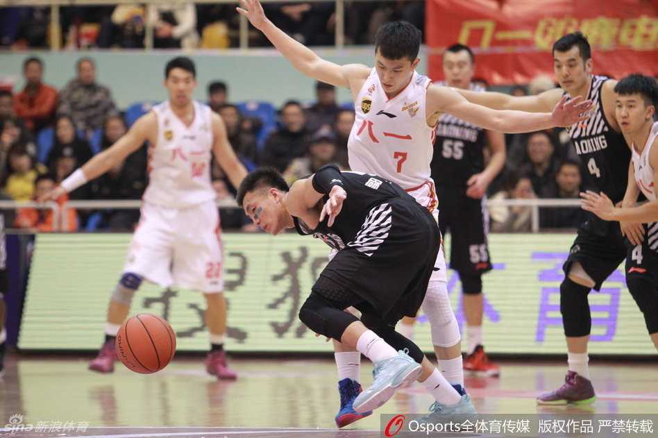 韩德君在八一队许钟豪与邹雨宸的夹击缝隙中，利用庞大的身躯卡住位置，完成一记势大力沉的单手劈扣