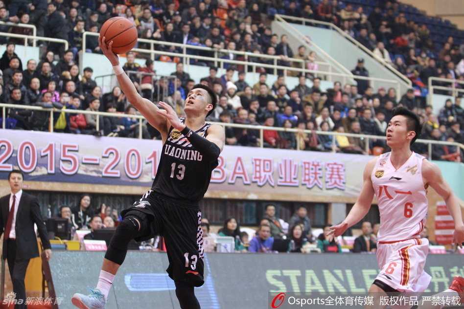 郭艾伦如闪电般强行突破八一队防线，腾空而起身体在空中完美拉弓，展现顶级身体素质挑篮得手