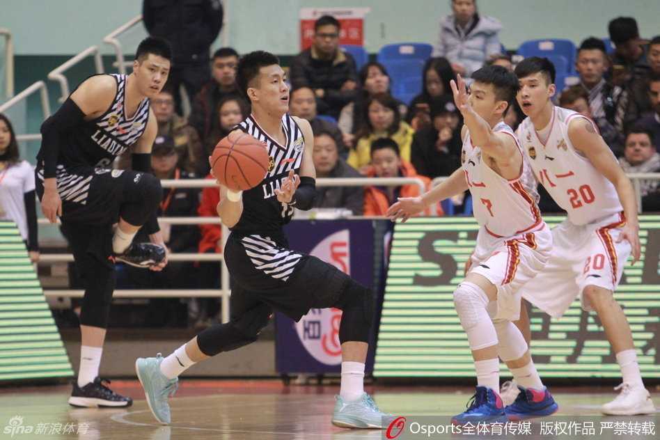 刘志轩埋伏在底角无人防守，接球后手起刀落，篮球划出美妙弧线命中三分，彻底点燃主场激情