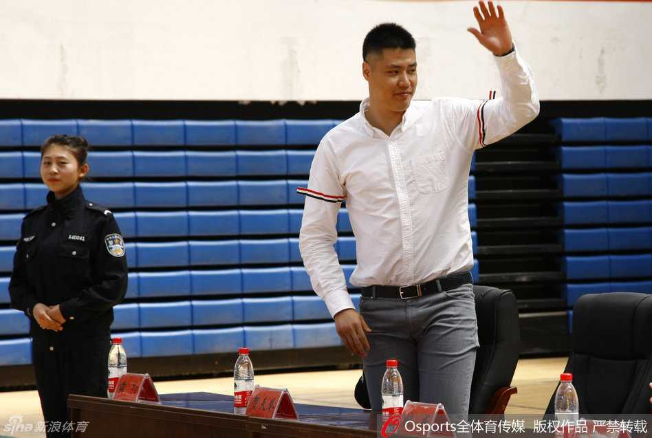 贺天举面带微笑，向在场的学警和球迷热情挥手，举手投足间尽显亲和力。