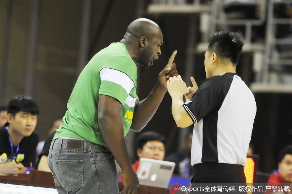 辽篮四国赛激战正酣 韩德君挂帅内线擎天 郭士强运筹帷幄 喀麦隆主教练在场边暴怒挥手,情绪激动地向裁判施压