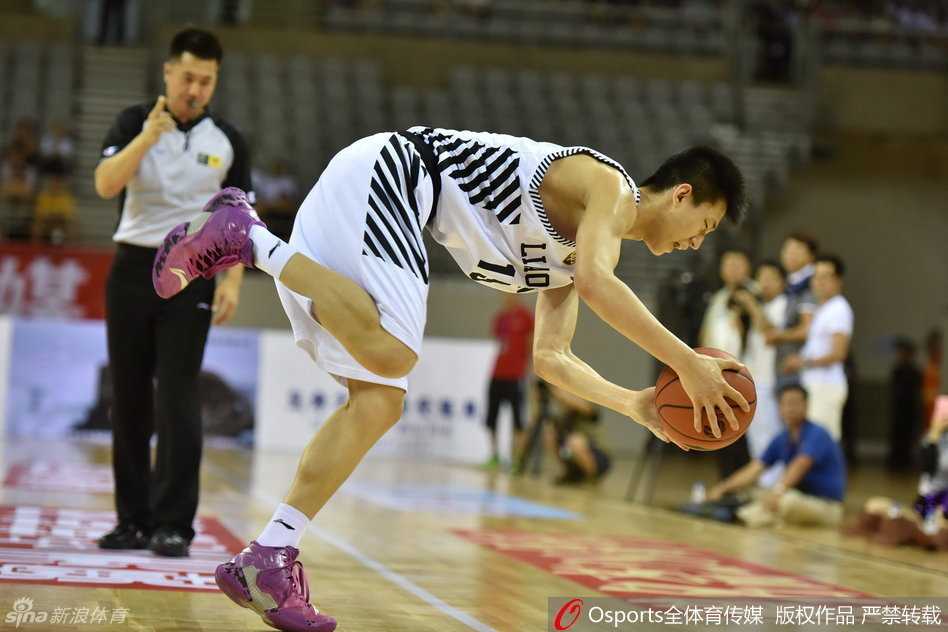 辽篮四国赛激战正酣 韩德君挂帅内线擎天 郭士强运筹帷幄 丛明晨外线果断出手三分,皮球划出完美弧线直钻网窝
