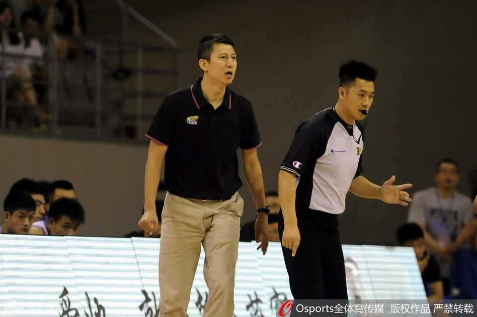 辽篮四国赛激战正酣 韩德君挂帅内线擎天 郭士强运筹帷幄 廉明篮下卡位得球,面对干扰强硬上篮,眼神充满斗志