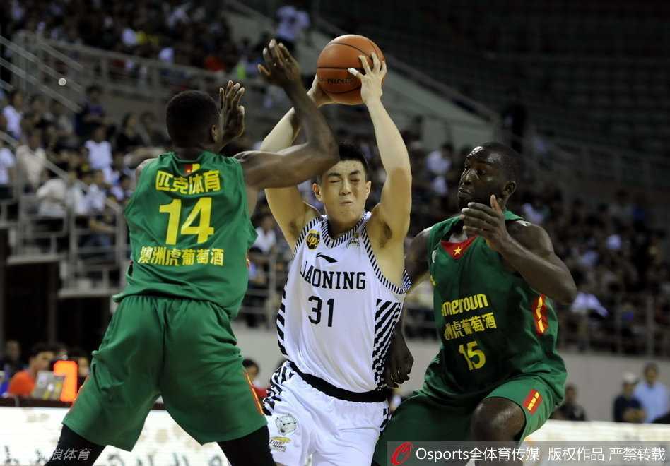 辽篮四国赛激战正酣 韩德君挂帅内线擎天 郭士强运筹帷幄 郭士强在场边弯腰凝神指挥,双手做出战术手势,神情专注而严肃