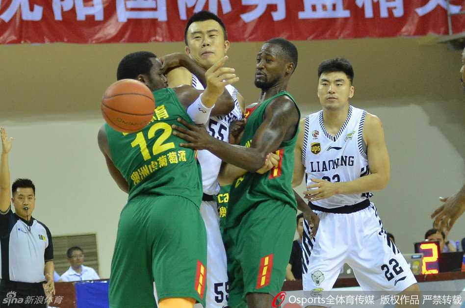 辽篮四国赛激战正酣 韩德君挂帅内线擎天 郭士强运筹帷幄 韩德君遭遇对手多人包夹仍高举高打,如巨塔般强行挤开喀麦隆防线