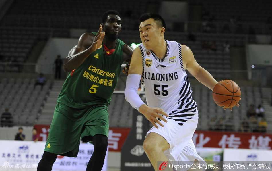 辽篮四国赛激战正酣 韩德君挂帅内线擎天 郭士强运筹帷幄 刘志轩果断突破撕裂喀麦隆外线防守,勇挑内线上演骑马射箭