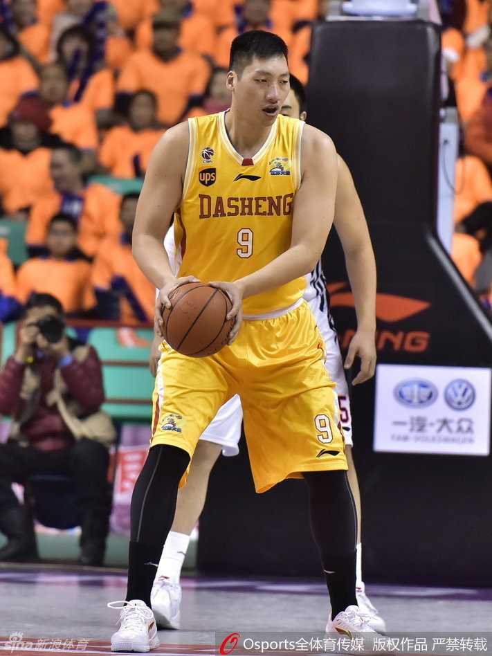 郭艾伦抢断后长途奔袭，在全场球迷的惊呼声中腾空而起，单手战斧劈扣，霸气十足，引爆全场。