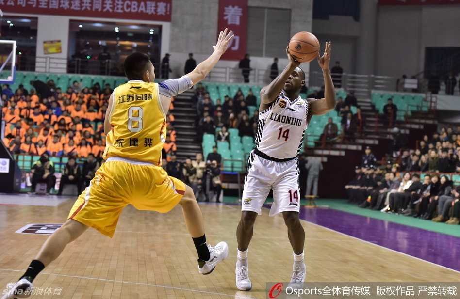 韩德君与郭艾伦完成精妙空中接力，大韩双手挂筐，地动山摇，眼神中满是对战友的信任与霸气。