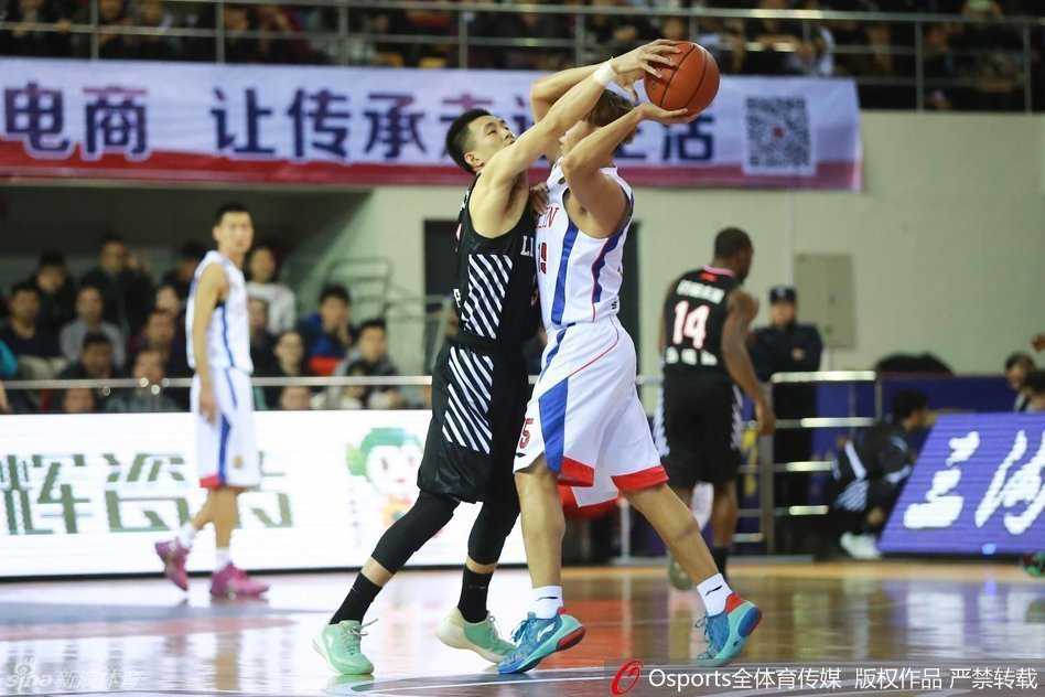 辽篮回忆录:那年赛场上的热血与霸气 辽宁队进攻核心哈德森,稳稳控球高举手臂发出战术指令,作为场上的指挥官,他正调度着全队的进攻跑位。