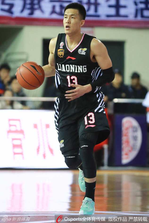 辽篮回忆录:那年赛场上的热血与霸气 韩德君在低位背身卡位,利用庞大的身躯顶住防守者,眼神坚定地等待着队友的传球,准备进行下一次强攻。