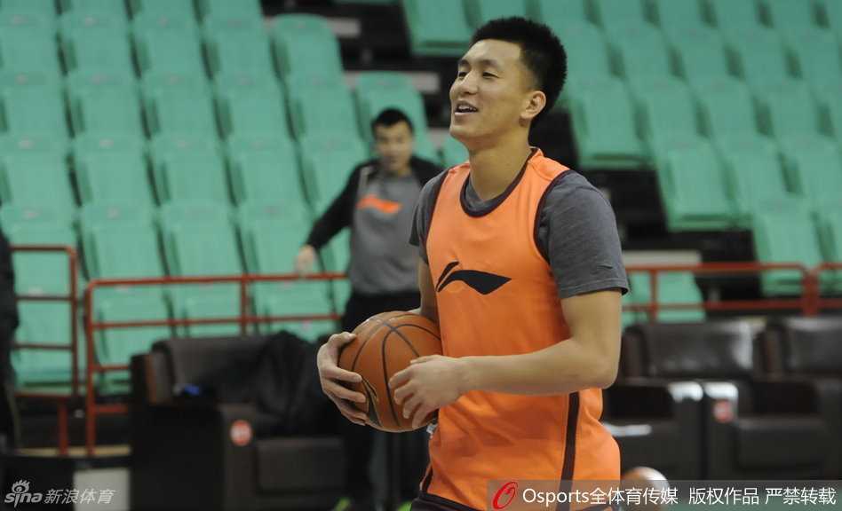 核心后卫郭艾伦脸部伤痕已然痊愈，在训练间隙与队友毫无顾忌地放声大笑，眼神中透露出重返赛场的兴奋与自信。