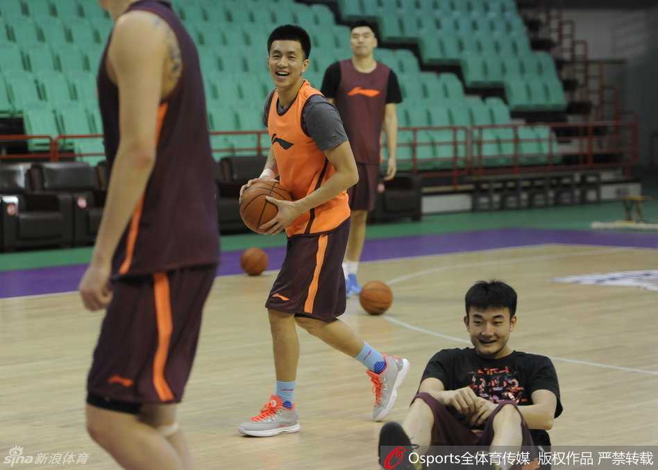 贺天举心情十分愉悦，虽然脸上还挂着轻微的擦痕，但这丝毫无碍他射手本色，笑容中透露出对比赛的渴望。