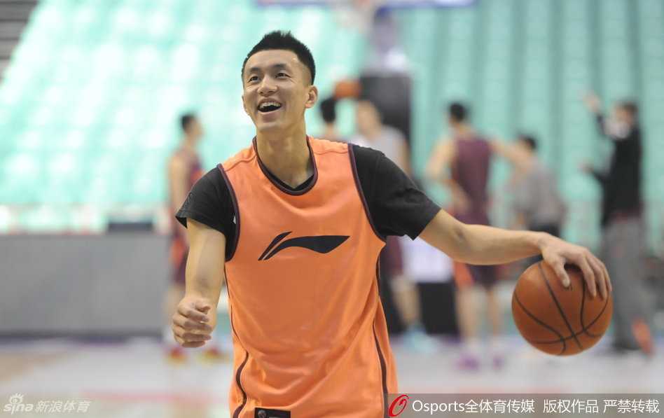 郭艾伦在训练场上开怀大笑，露出标志性的大白牙，眼睛眯成一道缝，仿佛刚刚用一记背后传球戏耍了队友，快乐的气氛感染了整个训练馆。