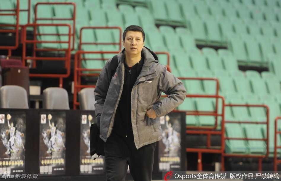 刘志轩在训练结束后坐在场边，左肩敷着厚厚的冰袋，神情平静中带着一丝疲惫，白色的毛巾搭在膝盖上，见证了他在攻防两端不惜体力的奔跑与付出。